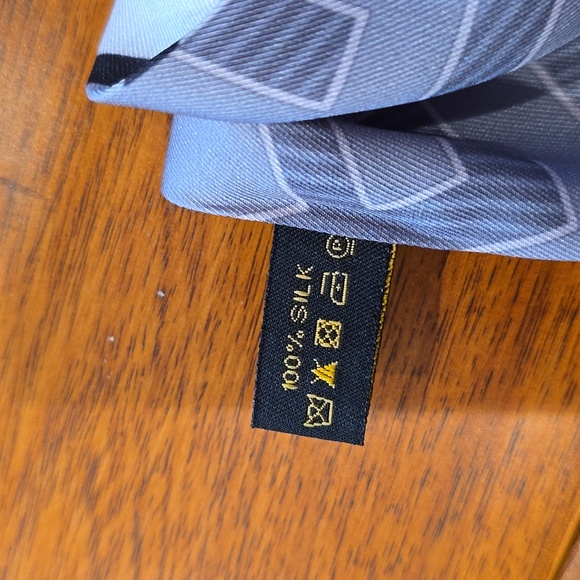 Fendi Logo Bag Or Hair Scarf - Picture 5 of 5